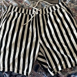 Black and white strip shorts from forever 21